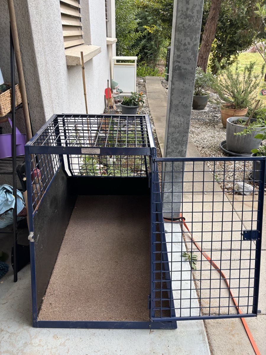 Cages, transport & sécurité: Hundebox abgeschrägt  – D'occasion à Schafisheim par Chillout123 1