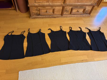 5 schwarze Tops, Grösse S
