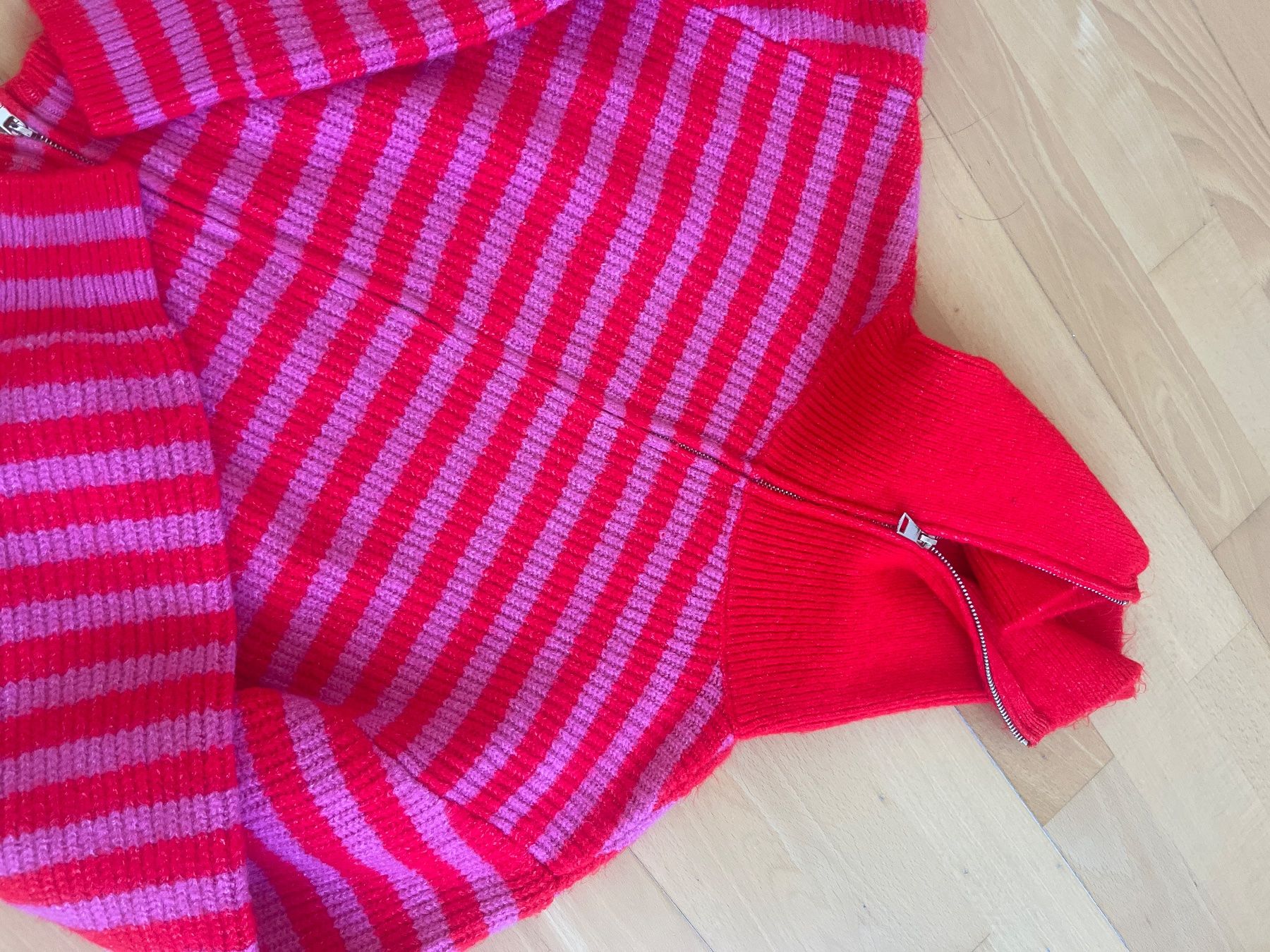 Pulls & Sweat-shirts: Gestreifter Strickpullover mit Reissverschluss rot pink – D'occasion à Kilchberg ZH par asrael02 1