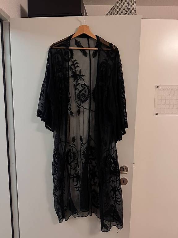 Internationale Kunst: Schwarzer transparenter Kimono / Überwurf mit Blumenmuster – Gebraucht aus Affoltern am Albis von ale_gg7h
