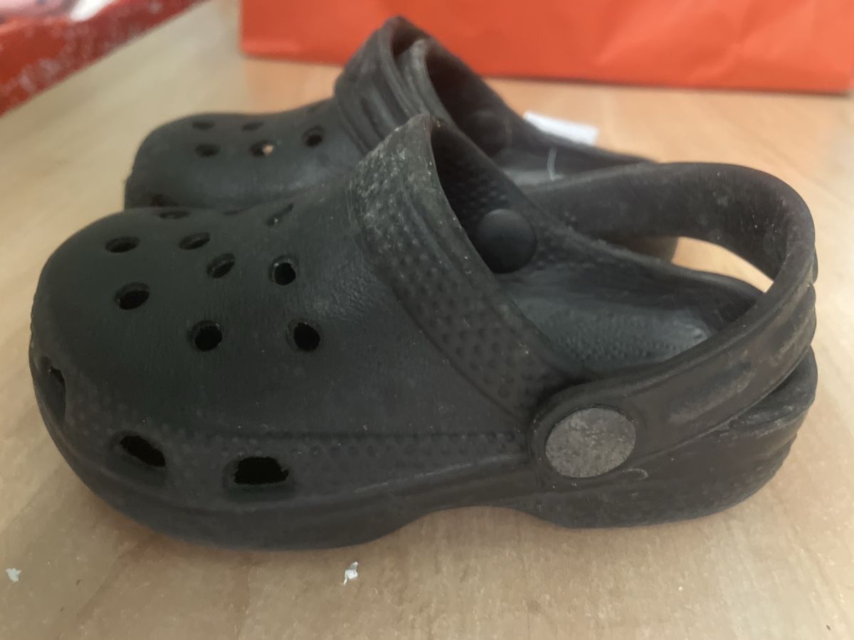 Scarpe per ragazzi: Kinder Clogs/Sandalen Grösse 22 schwarz gebraucht – Usato da Obergerlafingen venduto da cabo4