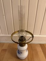 Vintage Öllampe mit Keramikfuss und Glaszylinder