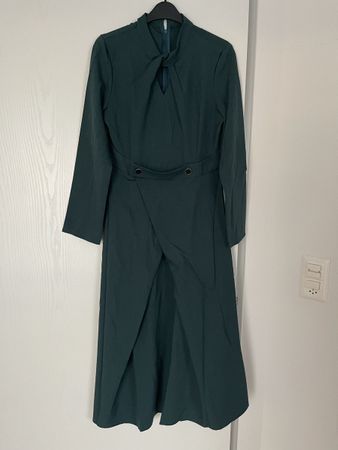 Elegantes, dunkelgrünes Kleid s