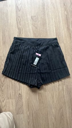 Neue, elegante, schwarze Plissee-Shorts, Grösse 40