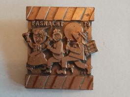 1979 (K-C) Uf d'Sogge mache - Basler Fasnachtsplakette