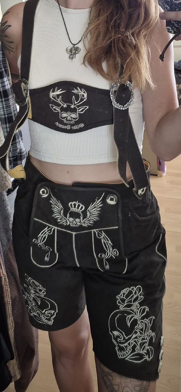 Hosen: Lederhosen bestickt Hirschschädel – Gebraucht aus Holzhäusern ZG von ele_sfz9