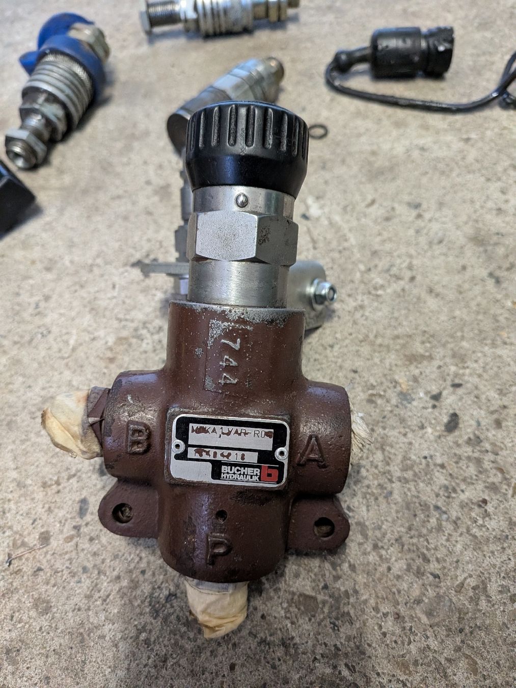 Autres pour métaux et serrurerie: Hydraulik Ventil Hydraulikteile – Défectueux à Rüderswil par schuebi. 1