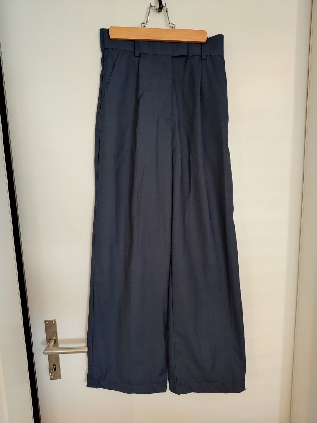 H&M Completi & Tailleur: Damenanzug dunkelblau Gr. XS – Usato da Holderbank SO venduto da Labhras 2