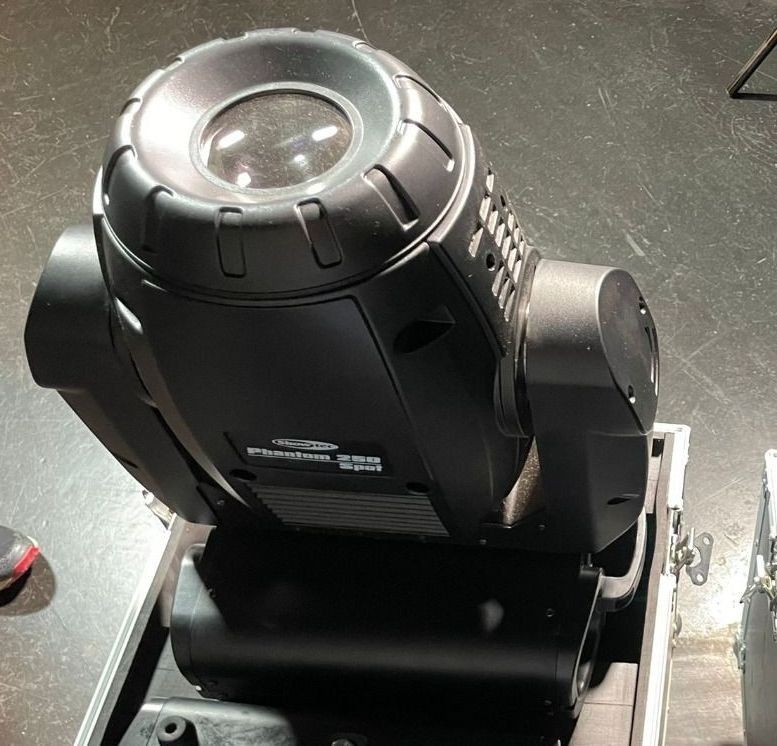 Showtec Lampade: 2 Stk. Showtec Phantom 250 Spot Movinghead (incl. Case) – Usato da Leutwil venduto da Rcmluepu 1