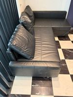 Schwarze Couch, wenig gebraucht