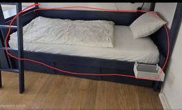 Kinderbett dunkelblau mit Lattenrost, Matratze und Kommode.