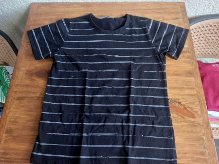 T-shirt noir rayures enfant taille 10 ans
