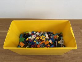 Lego-Aufbewahrungsbox mit Legosteinen & Bauplatte