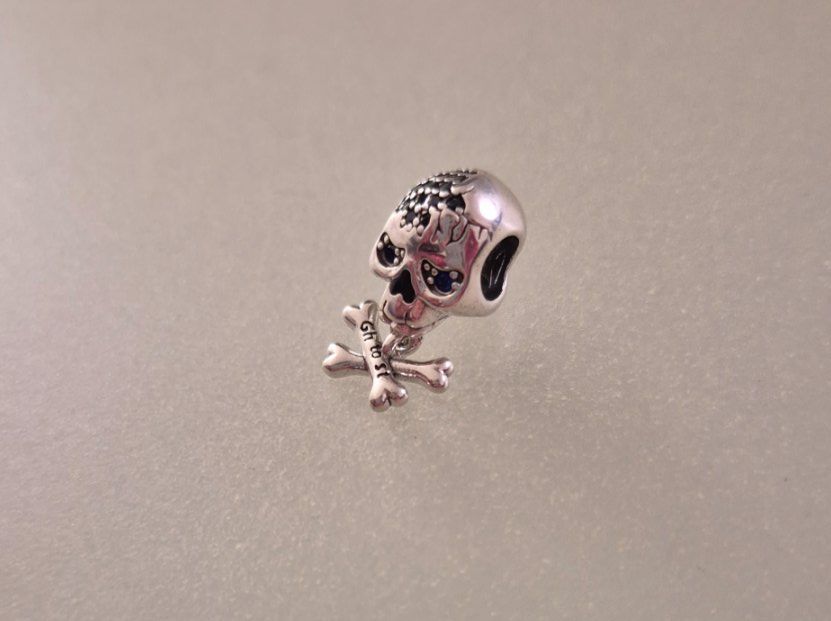 Ciondoli: Silber Charm Totenkopf +Garantie – Nuovo (secondo la descrizione) da Rotkreuz venduto da Carbone_Bijou-Shop