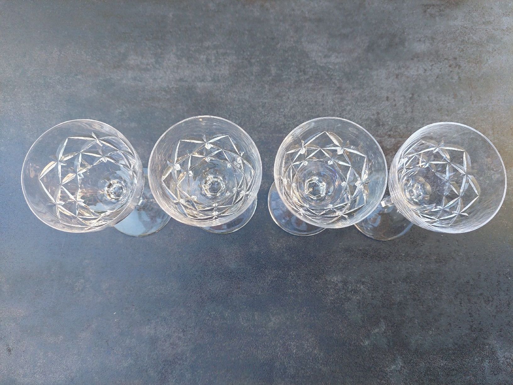 Verres: 4 Likörgläser mit Kristallschliff – D'occasion à Brunnen par Livianda 1