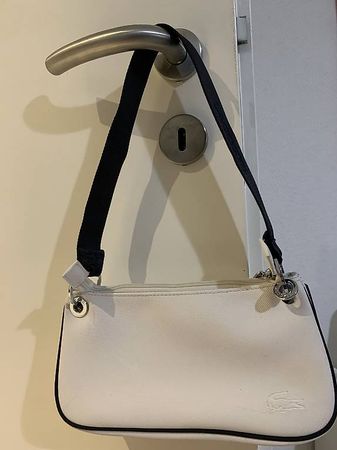 À vendre sac Lacoste très bon état