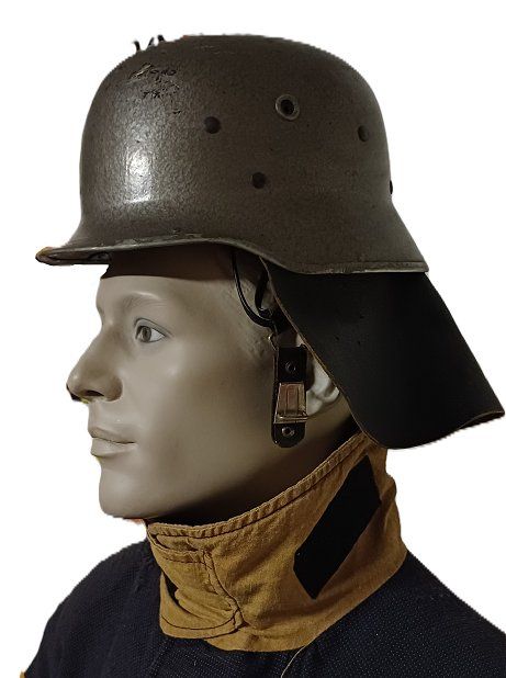 Pompieri: Feuerwehrhelm aus der DDR mit Nackenleder – Usato da Zürich venduto da FirefighterZH_118 1