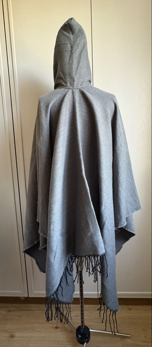 Costumes: Kapuzenumhang Grau  – Neuf (Voir description) à Oensingen par Chicotus 3