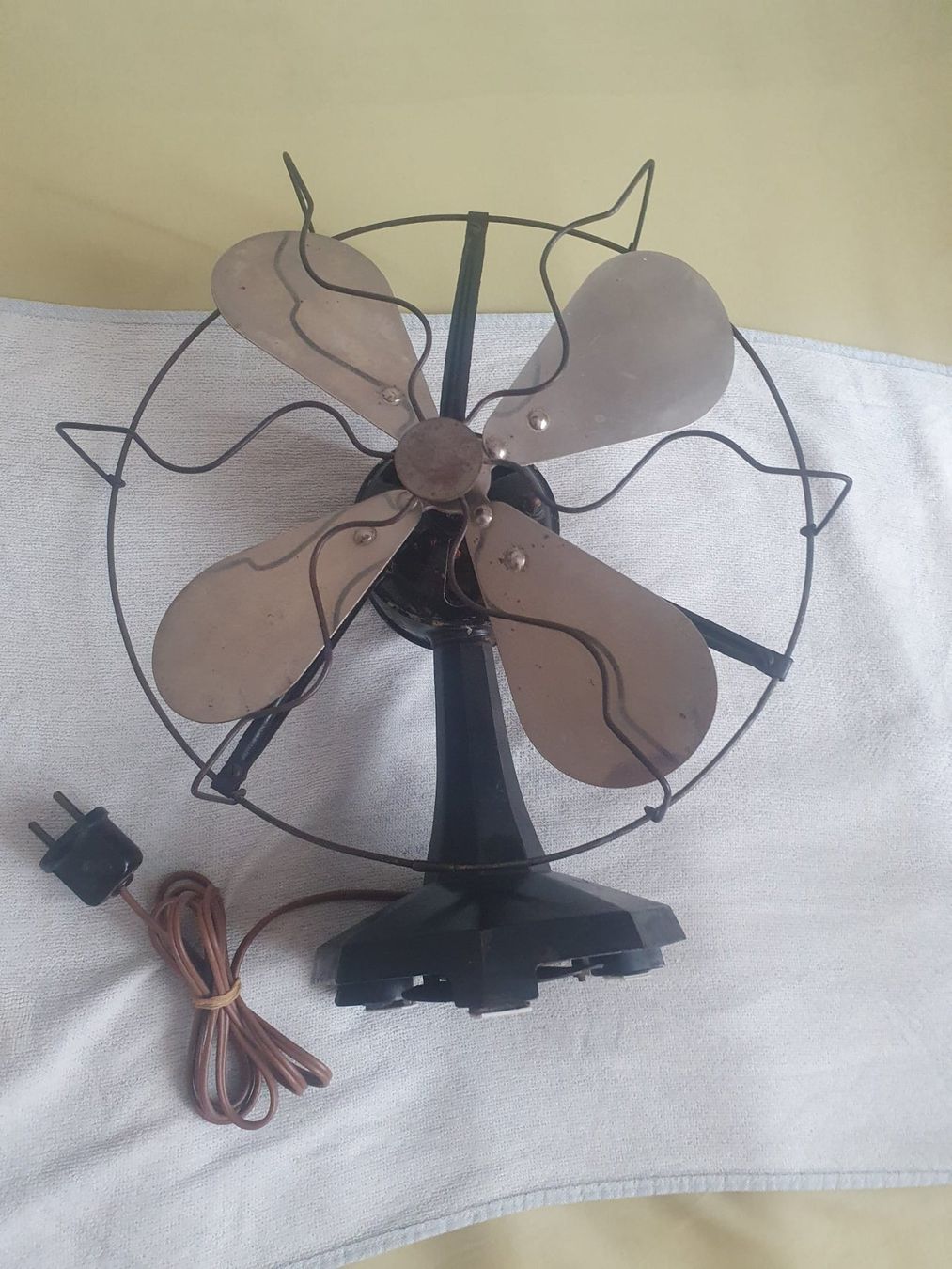 Ventilatori: alter Tischventilator mit Metallflügeln – Usato da Basel venduto da FirstClass4000