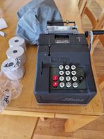 Rechenmaschine Precisa, mechanisch, mit Schutzhülle