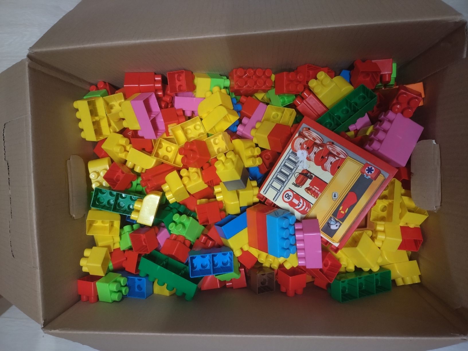 Kit di costruzioni: Lot de briques de construction et jouets divers Bébé junior – Usato da Farvagny-le-Grand venduto da LaCaverne