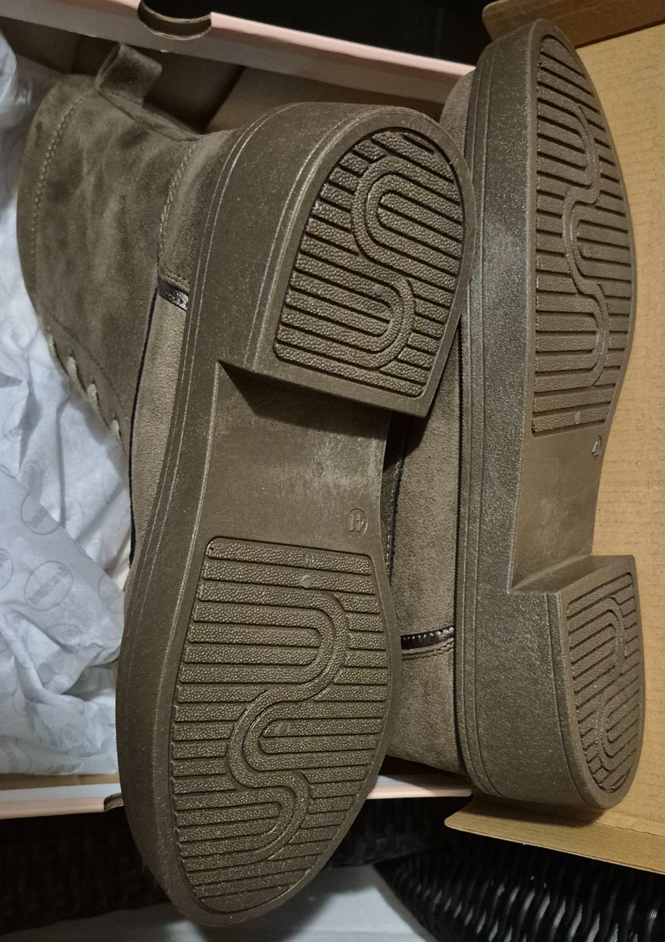Chaussures femmes: Olivengrüne Stiefel – Neuf (Voir description) à Wislikofen par Ana.Gomes 2
