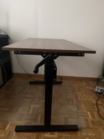 Schreibtisch manuell höhenverstellbar (Kurbel)