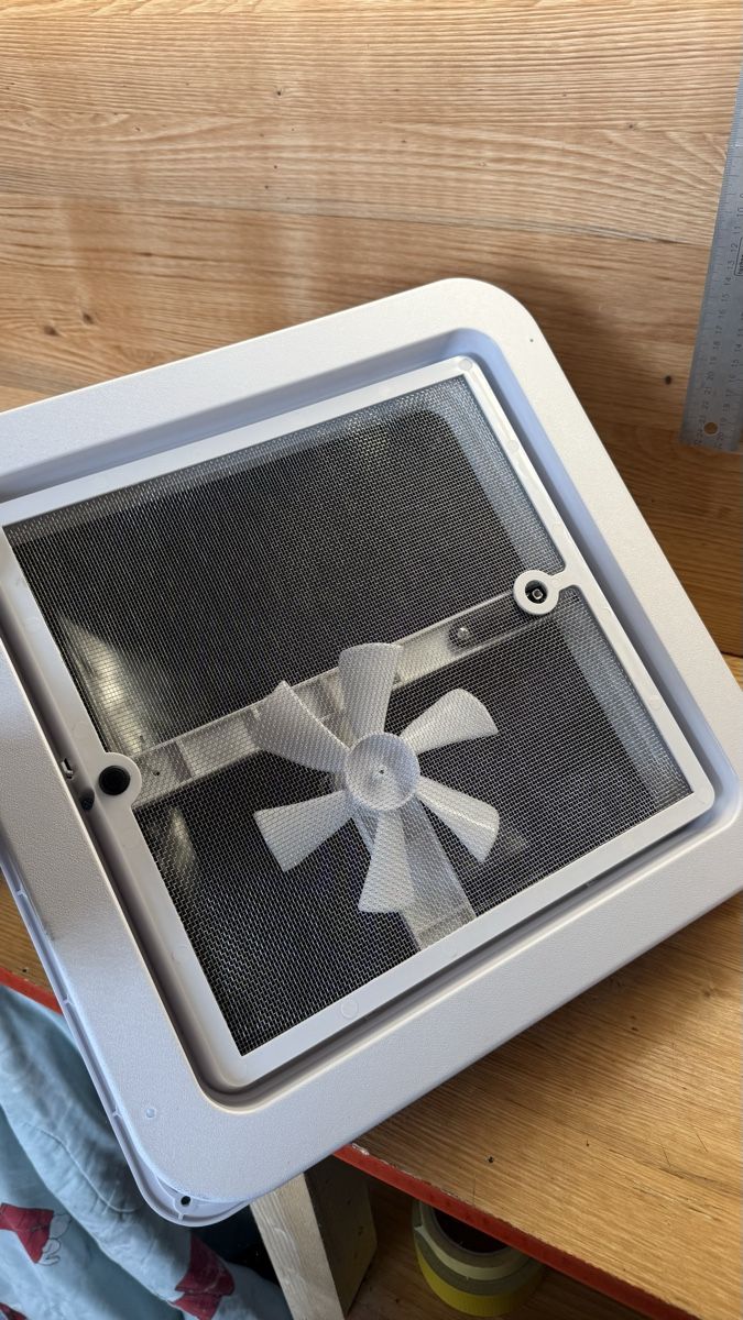 Finestre: Trappe de toit avec ventilateur  – Usato da Saignelégier venduto da eth_65vk