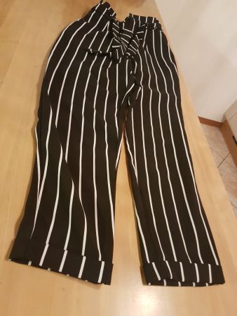 Pantalon taille 26 marque Pull & Bear avec ceinture