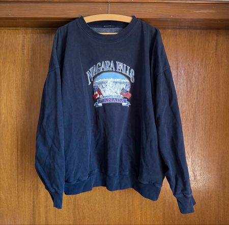 Brandy Melville Pullover Niagara Falls, Oversized M/L