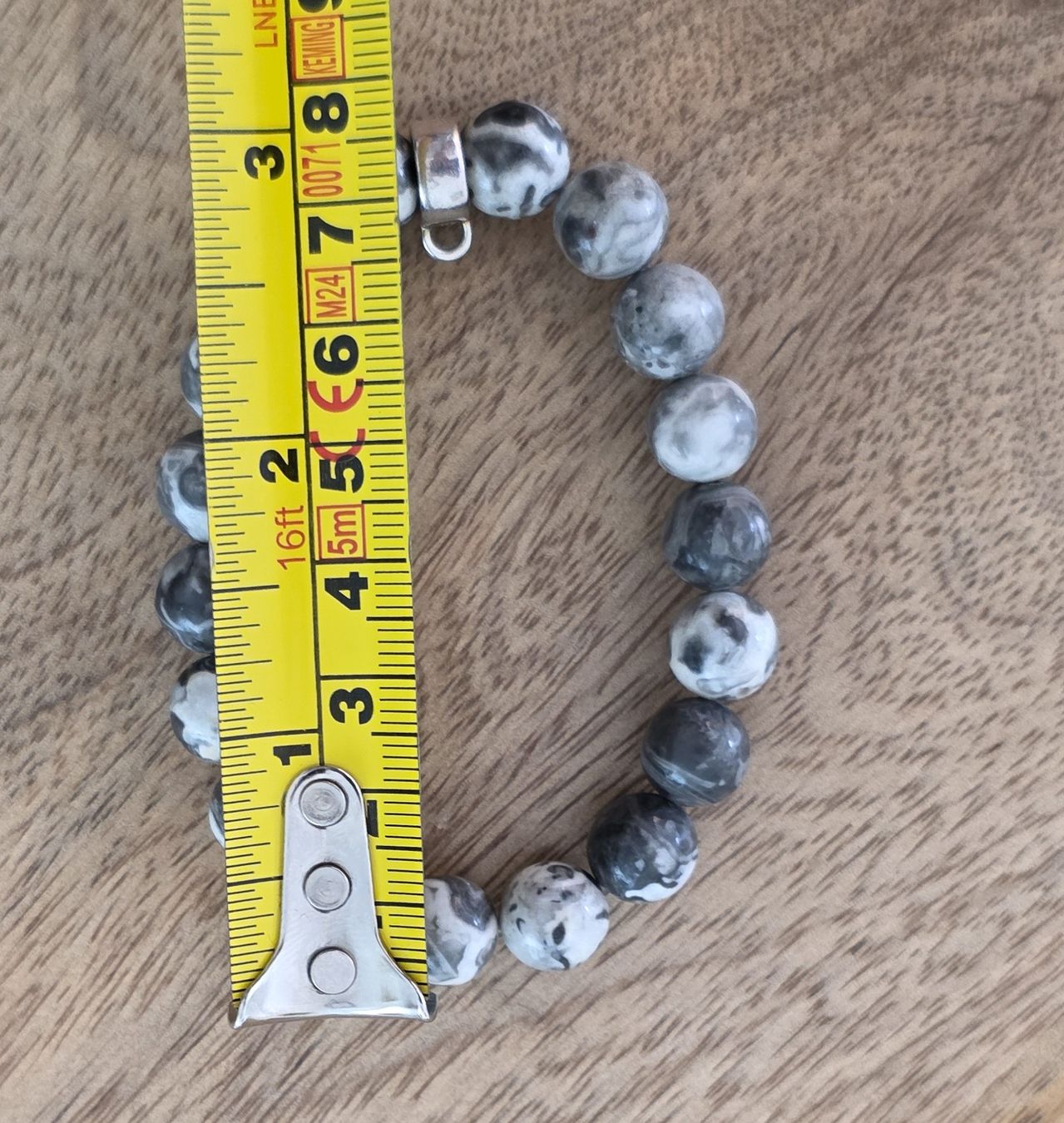 Bracciali & Braccialetti: Armband Stein Perlen Grau Weiss – Usato da Rheinsulz venduto da Gilea 3