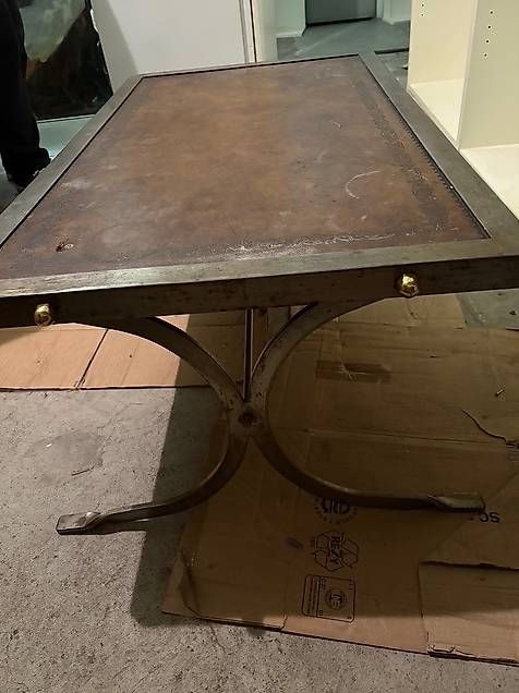 Tables: Table de salon en fer forgé et plateau en cuir – D'occasion à Genève par Aspc 1