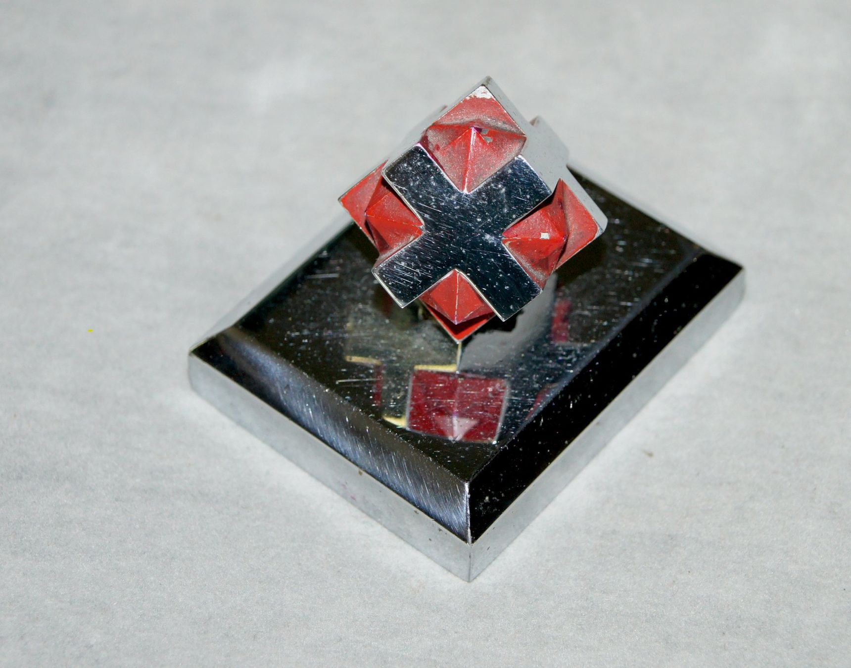 Tutte le decorazioni: Antikes Papiergewicht mit 3-dimensionalem Schweizerkreuz  Ca – Usato da Geroldswil venduto da ARTEFACTO 2