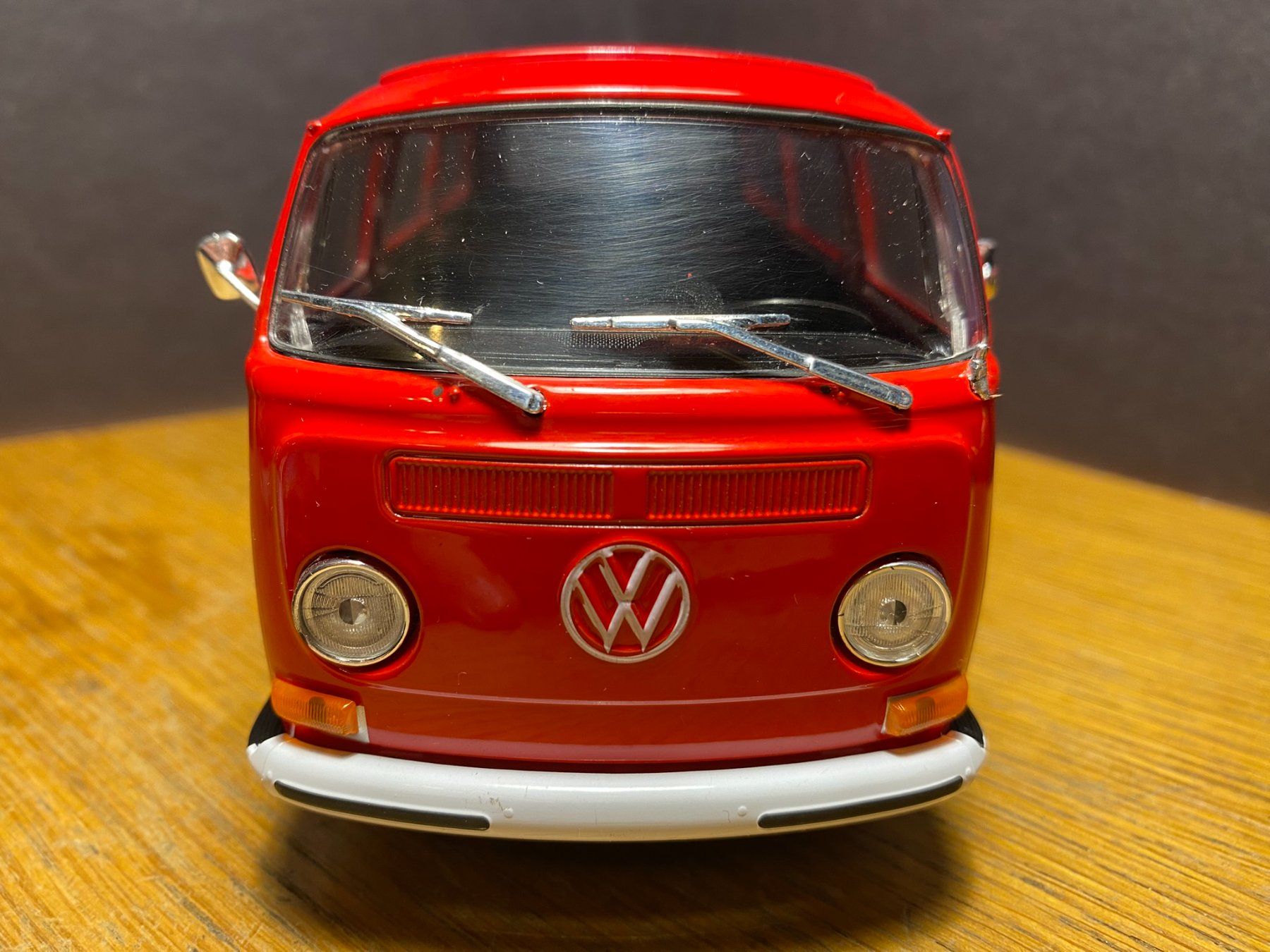 Welly Modellini d'auto: VW T2 Bulli - Welly 1:24 – Usato da Spiez venduto da Mlandcruiser 2