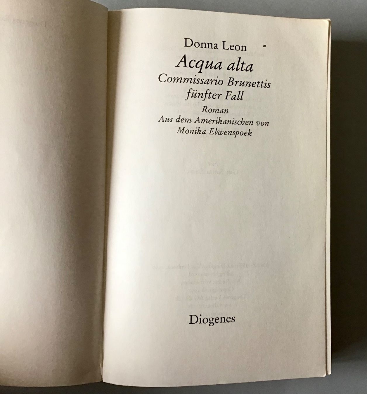 Libri: Commissario Brunetti, Donna Leon: Acqua alta - Fall 5 – Usato da Bubendorf venduto da Alpenheidi 2