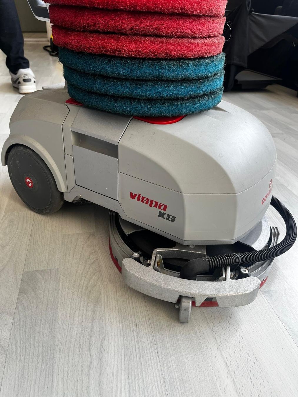 Tutte le macchine: Comac Vispa XS Handgeführte Scheuersaugmaschine – Usato da Luzern venduto da ORISONO 1