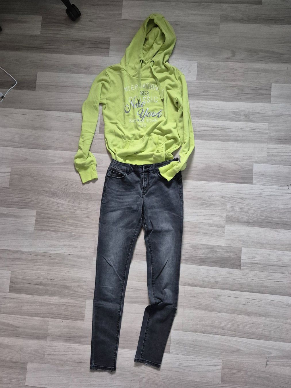 Lotti & Set di vestiti: 2 er Set Jeanshose und Kapuzenpullover Gr.XS – Usato da Abtwil SG venduto da Delfine5
