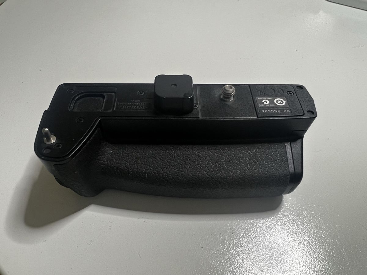 Olympus Batterie: Olympus HLD-7 Poignée de batterie pour E-M1 – Usato da Petit-Lancy venduto da Ri.Ga.Sa