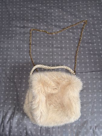 FLAUSCHIGE UMHÄNGETASCHE