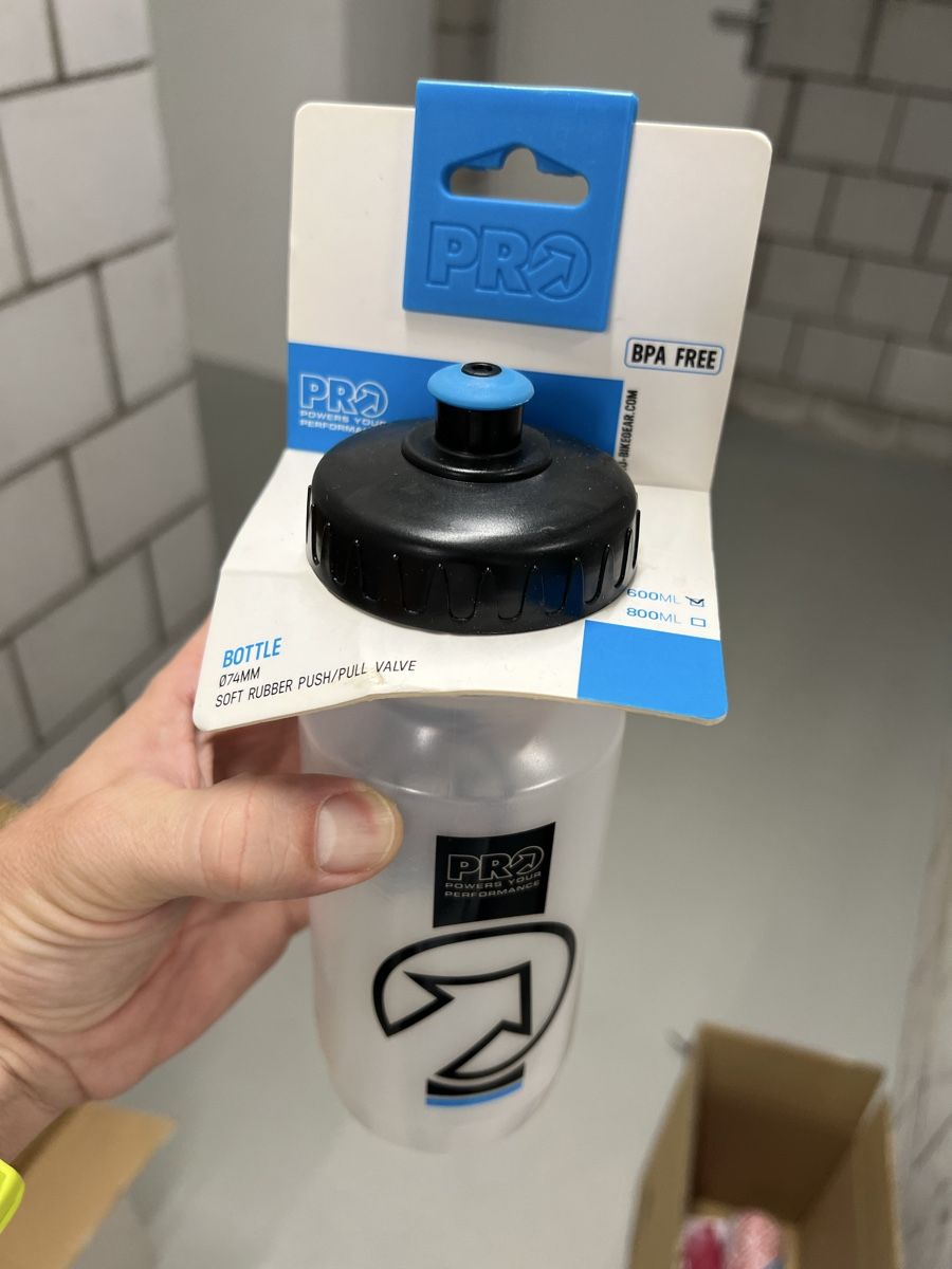 Gourdes & Thermos: PRO Trinkflasche NEU 600ml – Neuf avec emballage d'origine à Roggwil BE par and_sl26