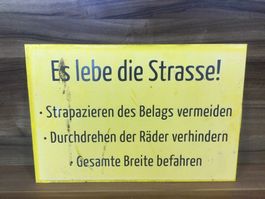 Gebrauchtes Schild mit der Afschrift Es lebe die Strasse!