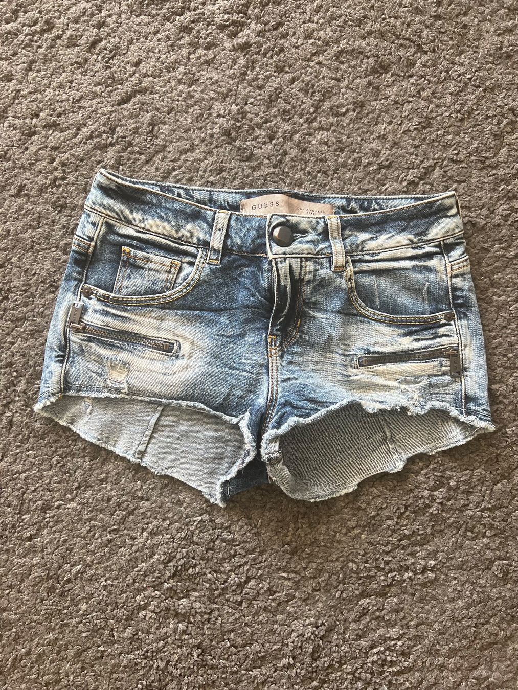 Guess Jeans: GUESS Jeansshort/Hotpants Gr. xs – Gebraucht aus Effretikon von Briga.S.