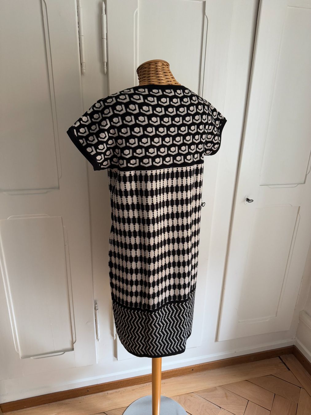 Max Mara Kleider: WEEKEND MAX MARA - Strickkleid schwarz-weiss L – Gebraucht aus Zürich von Diazaio 2