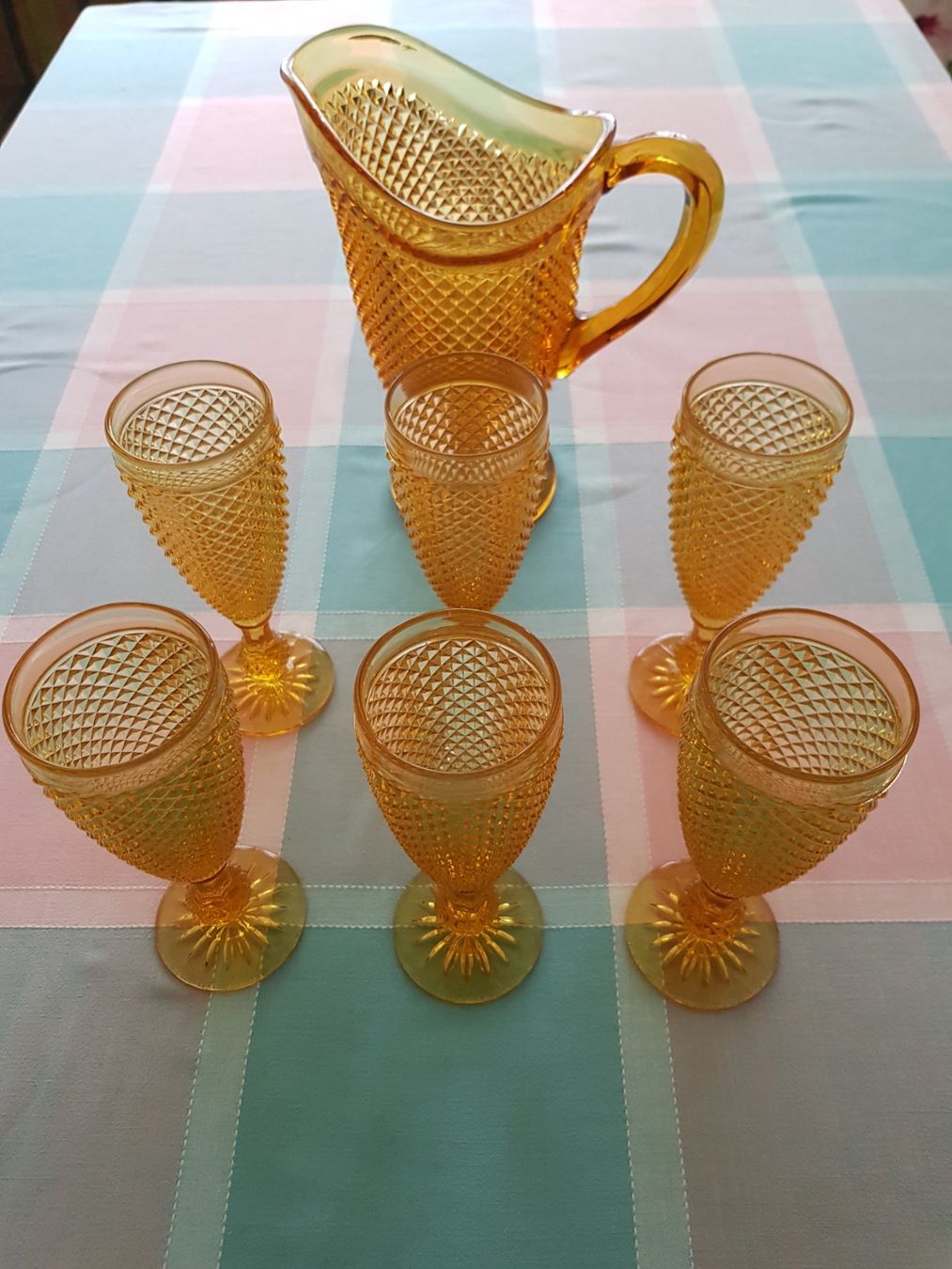 Bicchieri: Glaskrug mit 5 Gläsern bernsteinfarbenes Pressglas – Nuovo (secondo la descrizione) da Schlieren venduto da Luibird
