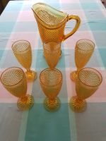 Glaskrug mit 5 Gläsern bernsteinfarbenes Pressglas