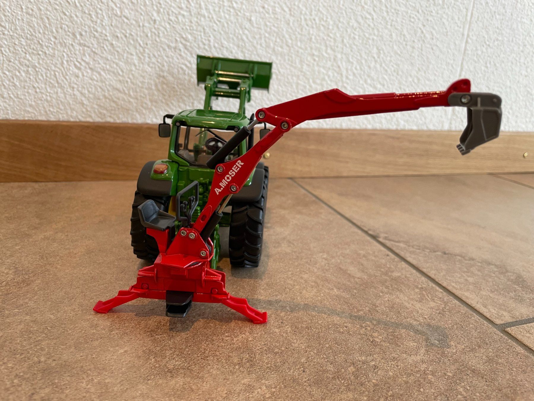 John Deere Trattori: SIKU John Deere mit Heckbagger – Nuovo e nell'imballaggio originale da Kreuzlingen venduto da Stefan1150 4