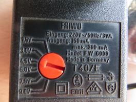 Stecker-Ladegerät Universal mit versch. Steckern 1.5 - 9V