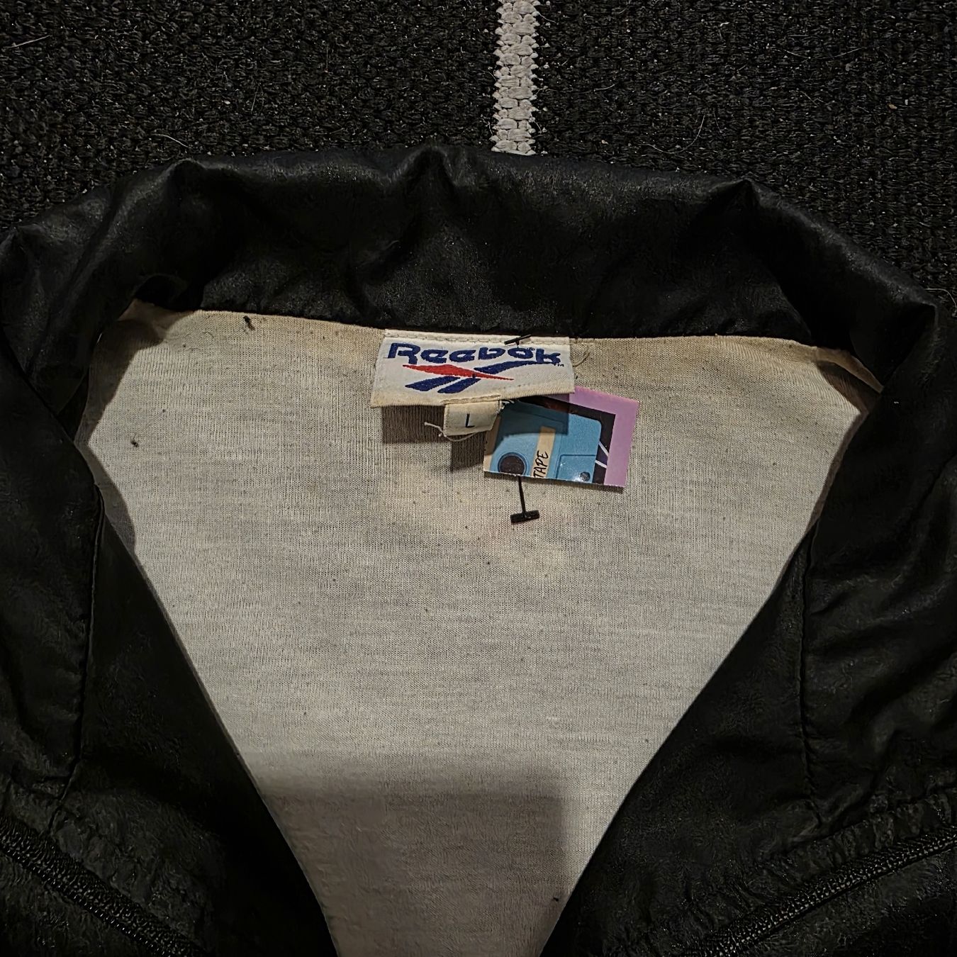 Reebok Giacche: Vintage Reebok Vector Windbreaker Jacket Black Red White 90s – Usato da Etoy venduto da Vinylafrime 4