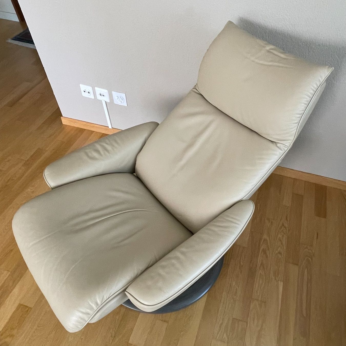 Poltrone: Relaxsessel mit Hocker Leder beige drehbar – Usato da Andwil SG venduto da Andwil11 1