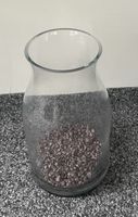 Glasvase mit Kies ca 30 cm hoch dunkelgrauen Steinchen